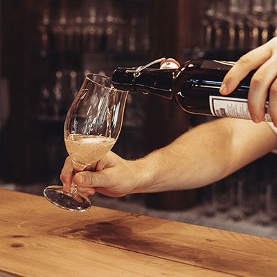 Bier einschenken in der Mühlenschenke